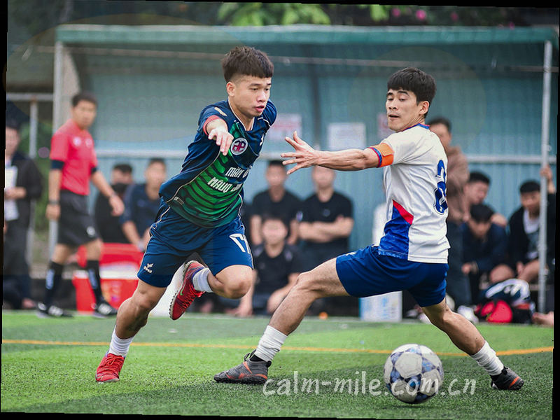 金色线条与深蓝底色构成抽象赛场轨迹
